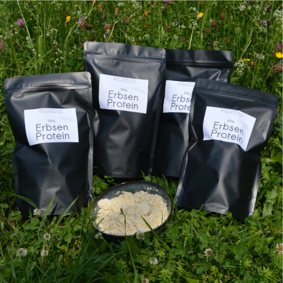 4x-Erbsenprotein-im-Gras
